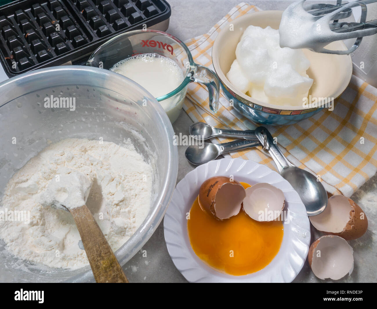 Ingredienti per la cottura in forno di waffles fatti in casa Foto Stock