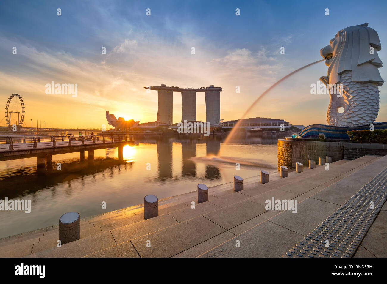 Lo skyline di Singapore. Singapore il distretto commerciale, famoso Merlion su sunrise tempo reale con Sun Foto Stock