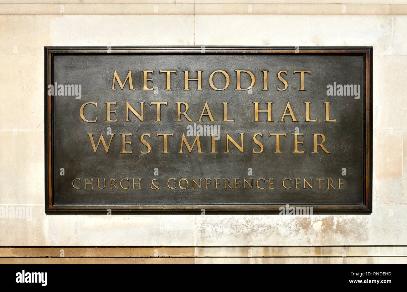 Londra, Inghilterra, Regno Unito. Il Methodist Central Hall di Westminster - bronzetto placca al di fuori Foto Stock