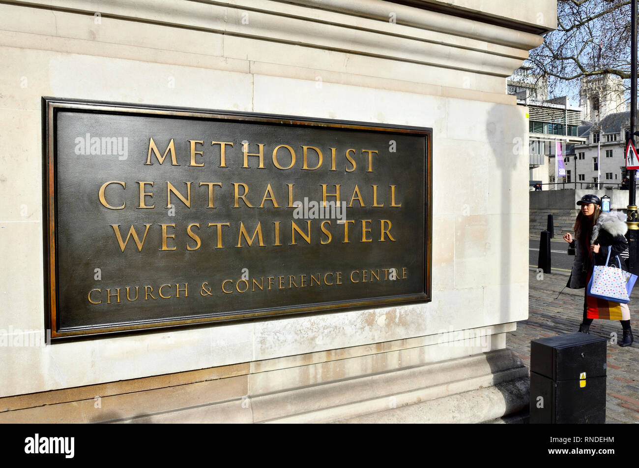 Londra, Inghilterra, Regno Unito. Il Methodist Central Hall di Westminster - bronzetto placca al di fuori Foto Stock