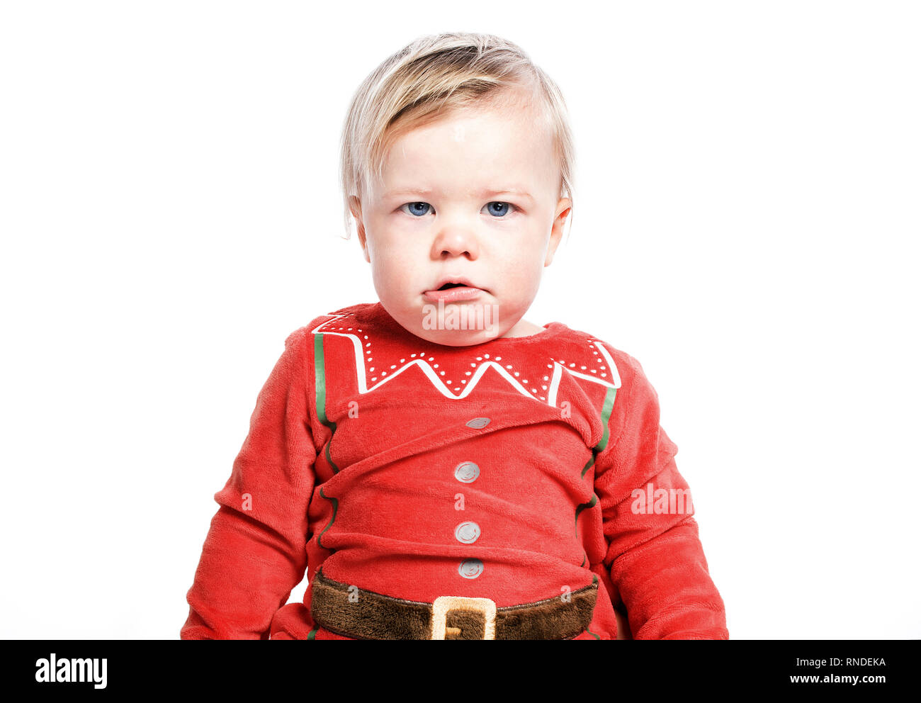 Triste kid vestiti da Babbo Natale. Ragazzo di natale. Uno isolato su sfondo bianco Foto Stock