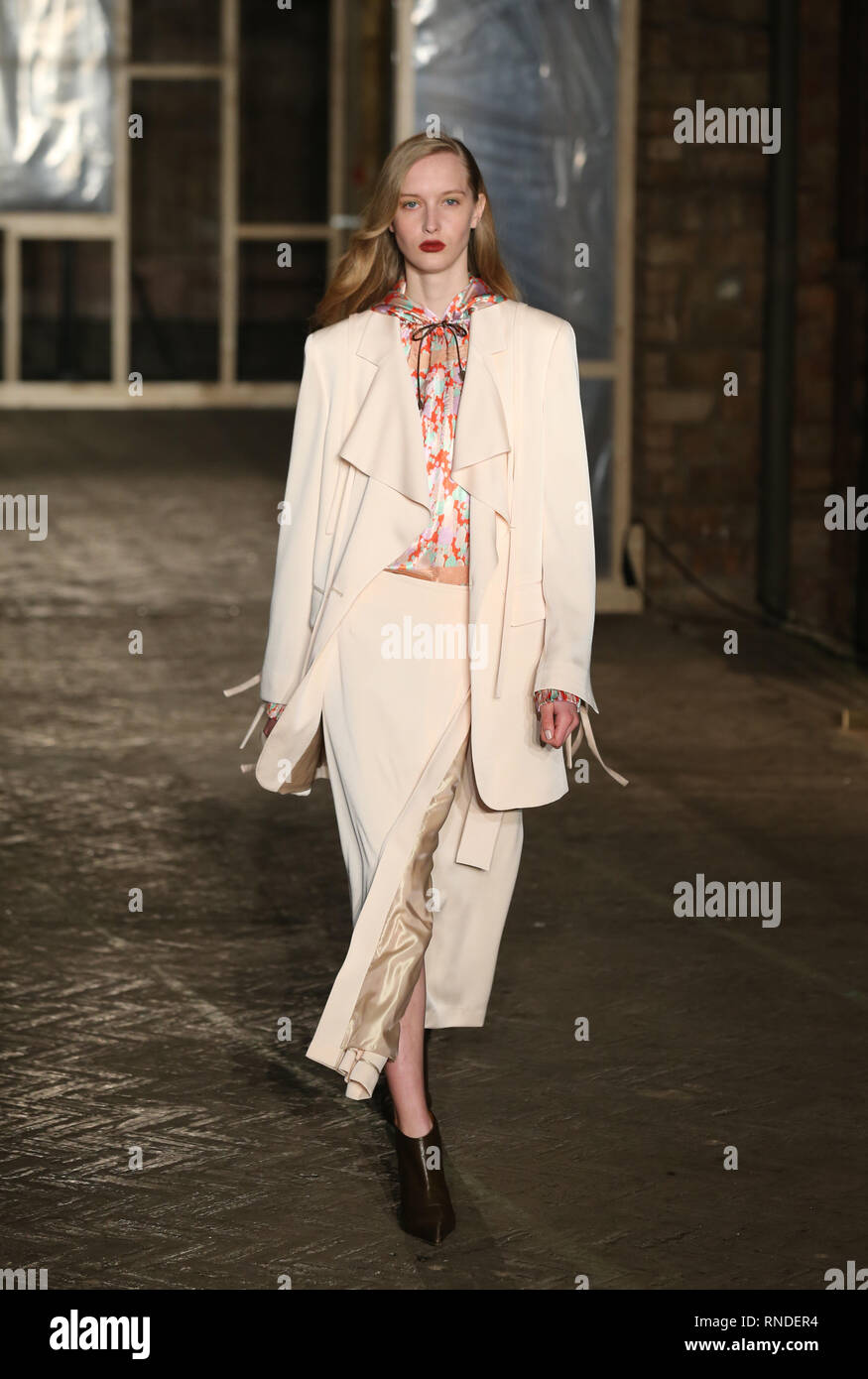 I modelli sulla passerella durante la REJINA PYO Autunno/Inverno 2019 London Fashion Week mostra a Tavistock Street, Londra. Foto Stock