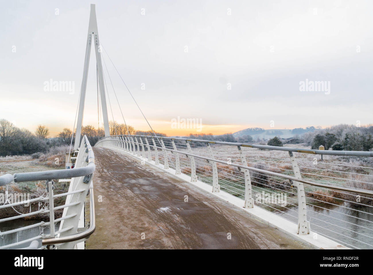 Sunrise su un gelido mattino su Greenway sospensione ponte Hereford Inghilterra England Regno Unito. Gennaio 2019 Foto Stock