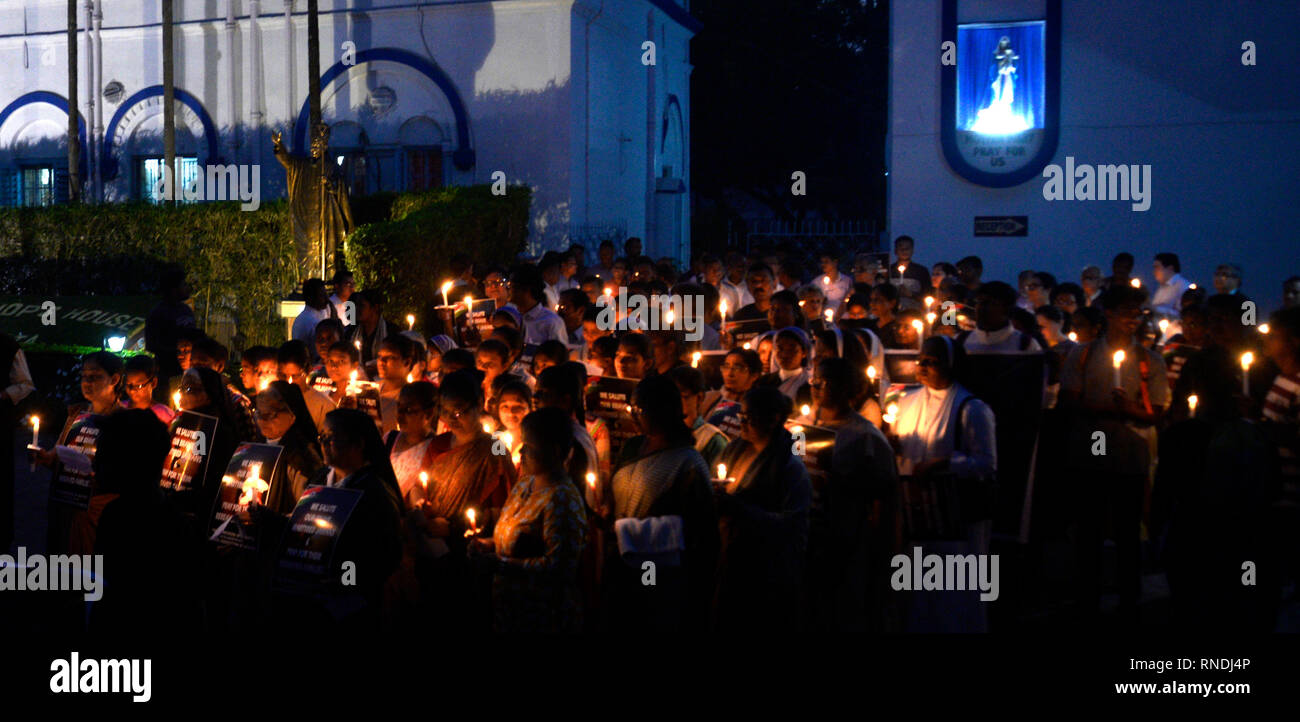 Kolkata, India. 18 Febbraio, 2019. La comunità cristiana di Kolkata guidato dall Arcidiocesi di Calcutta prendere parte in una fiaccolata per rendere omaggio al soldato CRPF che hanno perso la vita in un attacco di militanti a Pulwama distretto di Jammu e Kashmir. Credito: Saikat Paolo/Pacific Press/Alamy Live News Foto Stock