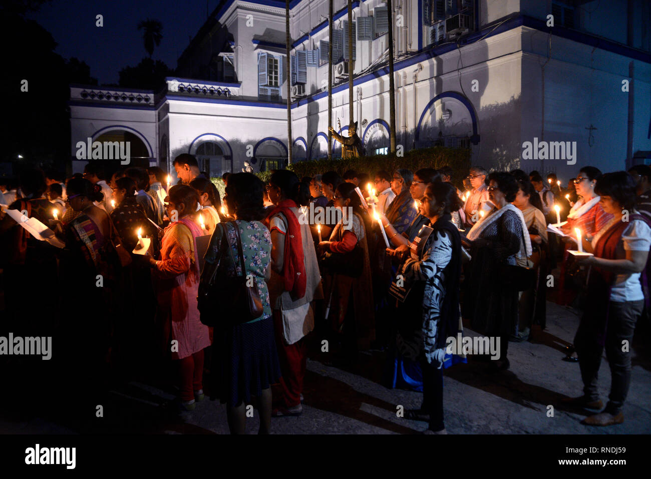 Kolkata, India. 18 Febbraio, 2019. La comunità cristiana di Kolkata guidato dall Arcidiocesi di Calcutta prendere parte in una fiaccolata per rendere omaggio al soldato CRPF che hanno perso la vita in un attacco di militanti a Pulwama distretto di Jammu e Kashmir. Credito: Saikat Paolo/Pacific Press/Alamy Live News Foto Stock