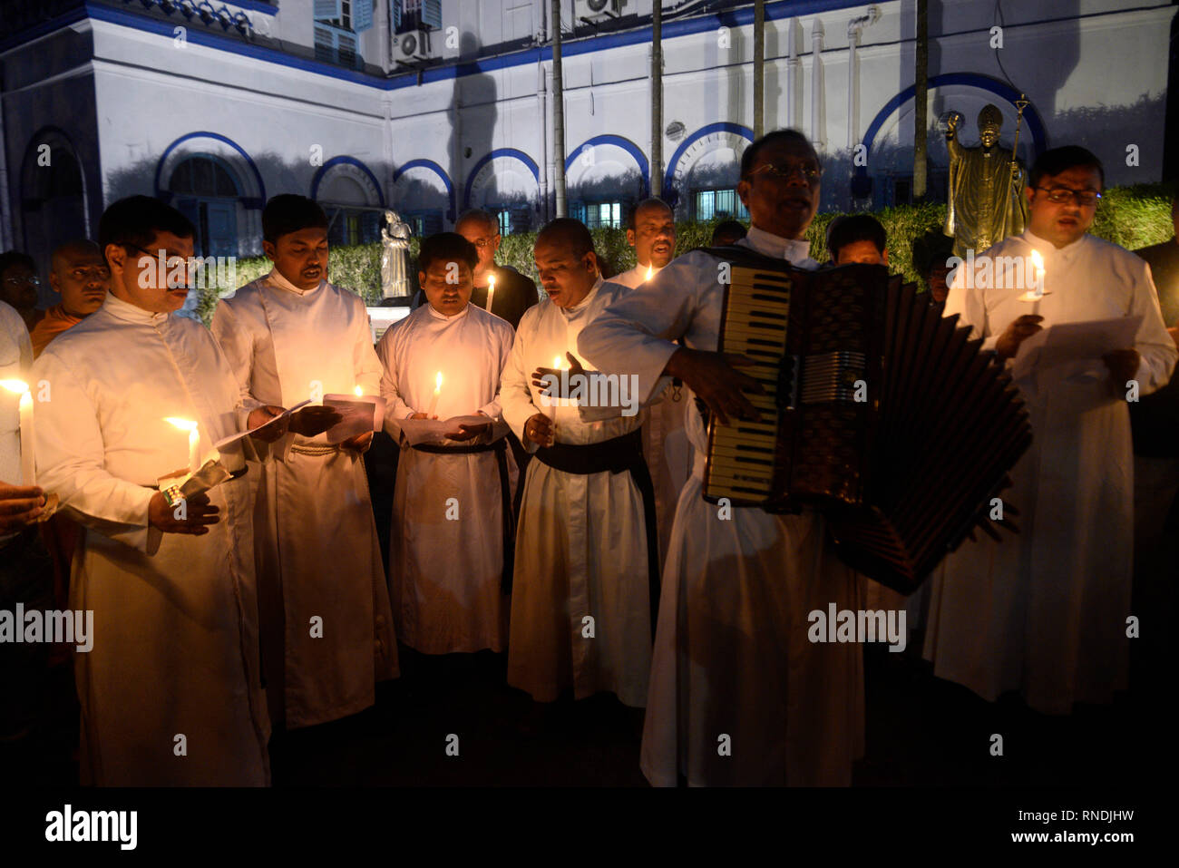 Kolkata, India. 18 Febbraio, 2019. La comunità cristiana di Kolkata guidato dall Arcidiocesi di Calcutta prendere parte in una fiaccolata per rendere omaggio al soldato CRPF che hanno perso la vita in un attacco di militanti a Pulwama distretto di Jammu e Kashmir. Credito: Saikat Paolo/Pacific Press/Alamy Live News Foto Stock