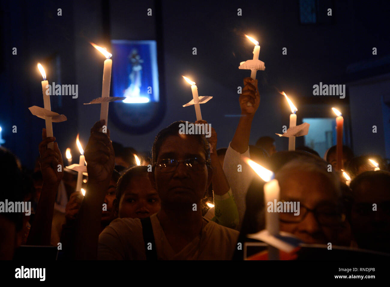 Kolkata, India. 18 Febbraio, 2019. La comunità cristiana di Kolkata guidato dall Arcidiocesi di Calcutta prendere parte in una fiaccolata per rendere omaggio al soldato CRPF che hanno perso la vita in un attacco di militanti a Pulwama distretto di Jammu e Kashmir. Credito: Saikat Paolo/Pacific Press/Alamy Live News Foto Stock