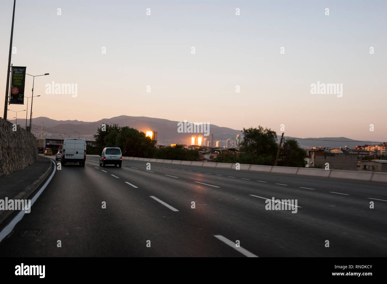 Izmir, Turchia - 3 Agosto 2018: Gee perla skyscrapper, Mistral skyscrapper e torri Folkart vista dalla strada di Ankara con il traffico di Izmir, Turchia. Foto Stock