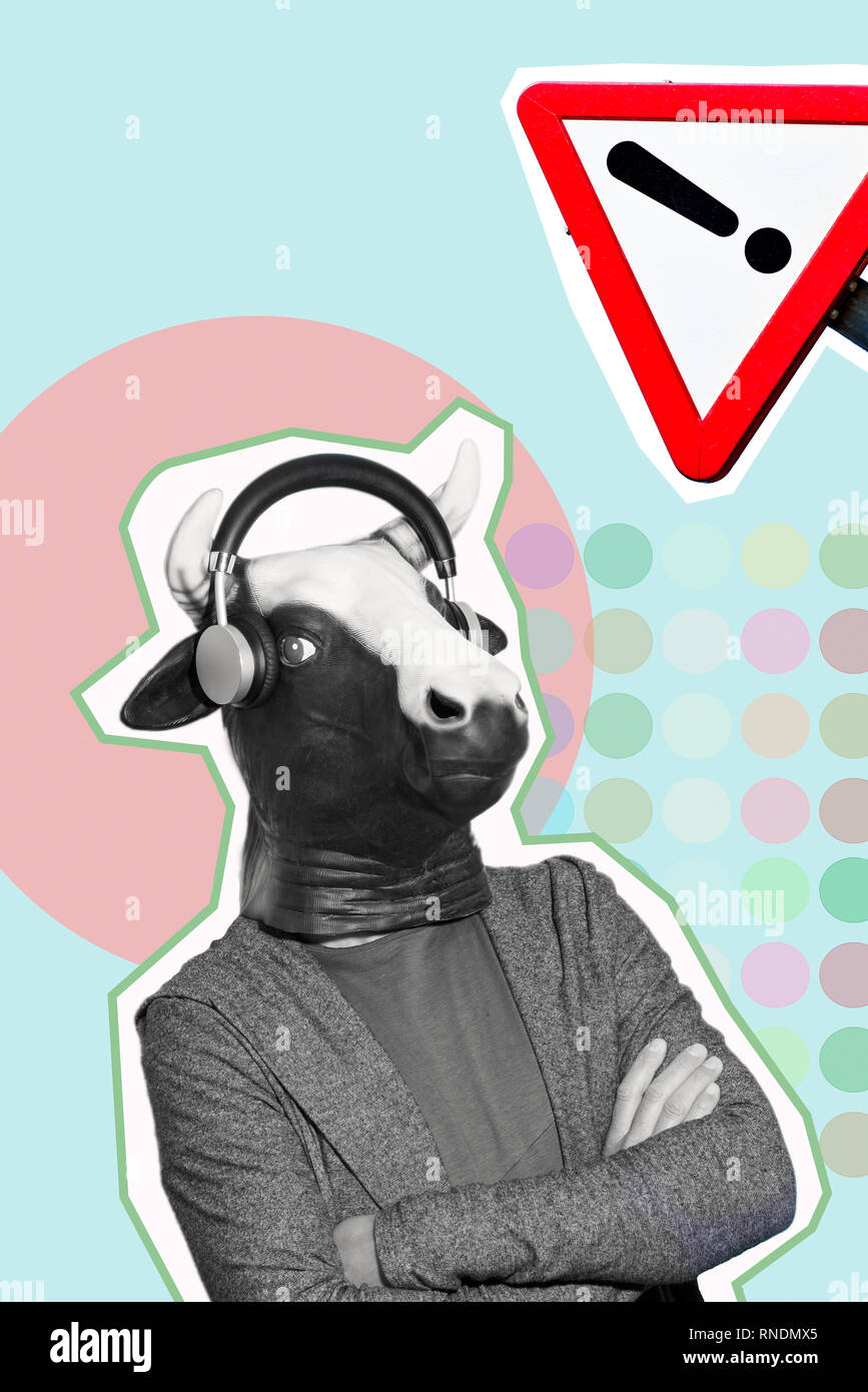 Uomo con una maschera di vacca, usando un paio di cuffie e un segno di traffico con un punto esclamativo in essa, su uno sfondo verde modellato con punti di delta Foto Stock
