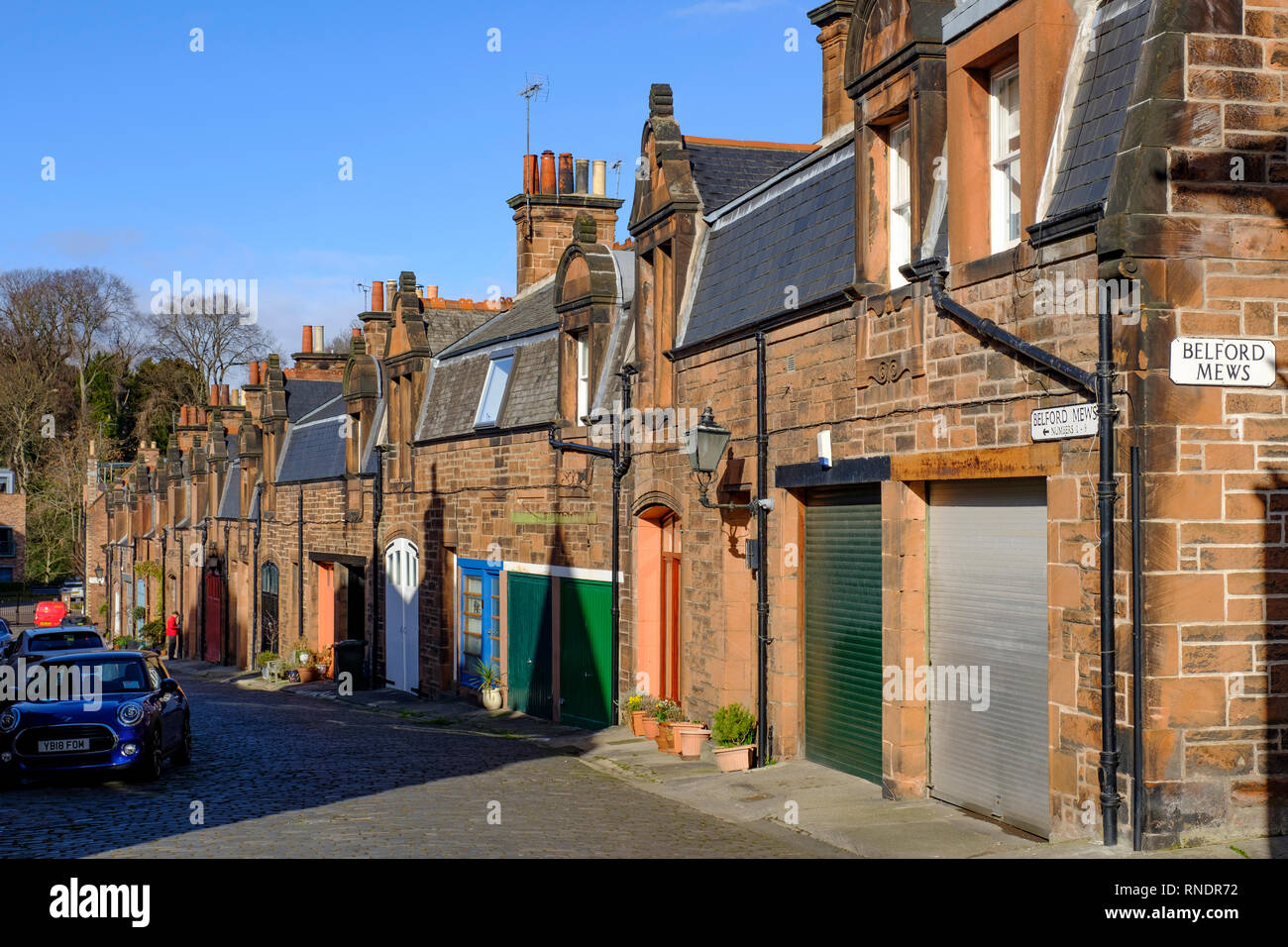 Vista di Mews case sulla strada stretta a Bedford Mews prima Mews a Edimburgo, Scozia, Regno Unito Foto Stock