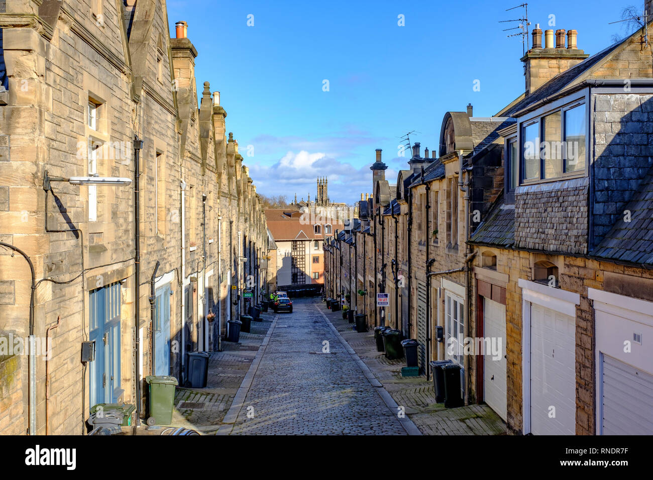 Vista di Mews case sulla strada stretta a Rothesay Mews a Edimburgo, Scozia, Regno Unito Foto Stock