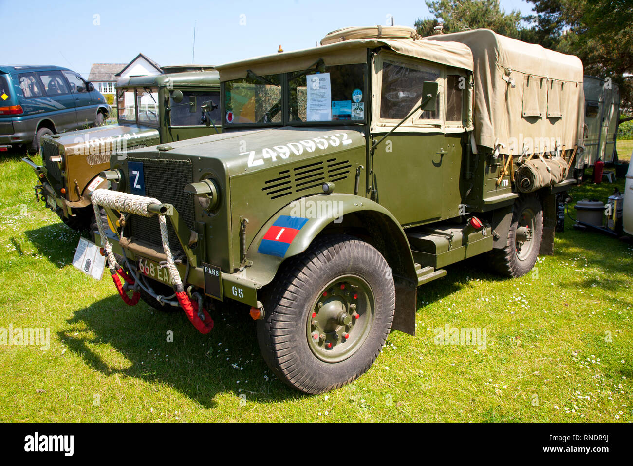 Camion militare, UK, Inghilterra, l'Isola di Wight, Yarmouth, Marching Band, Buskers, Old Gaffers Festival, Classic Cars, mostre, la folla di persone Foto Stock