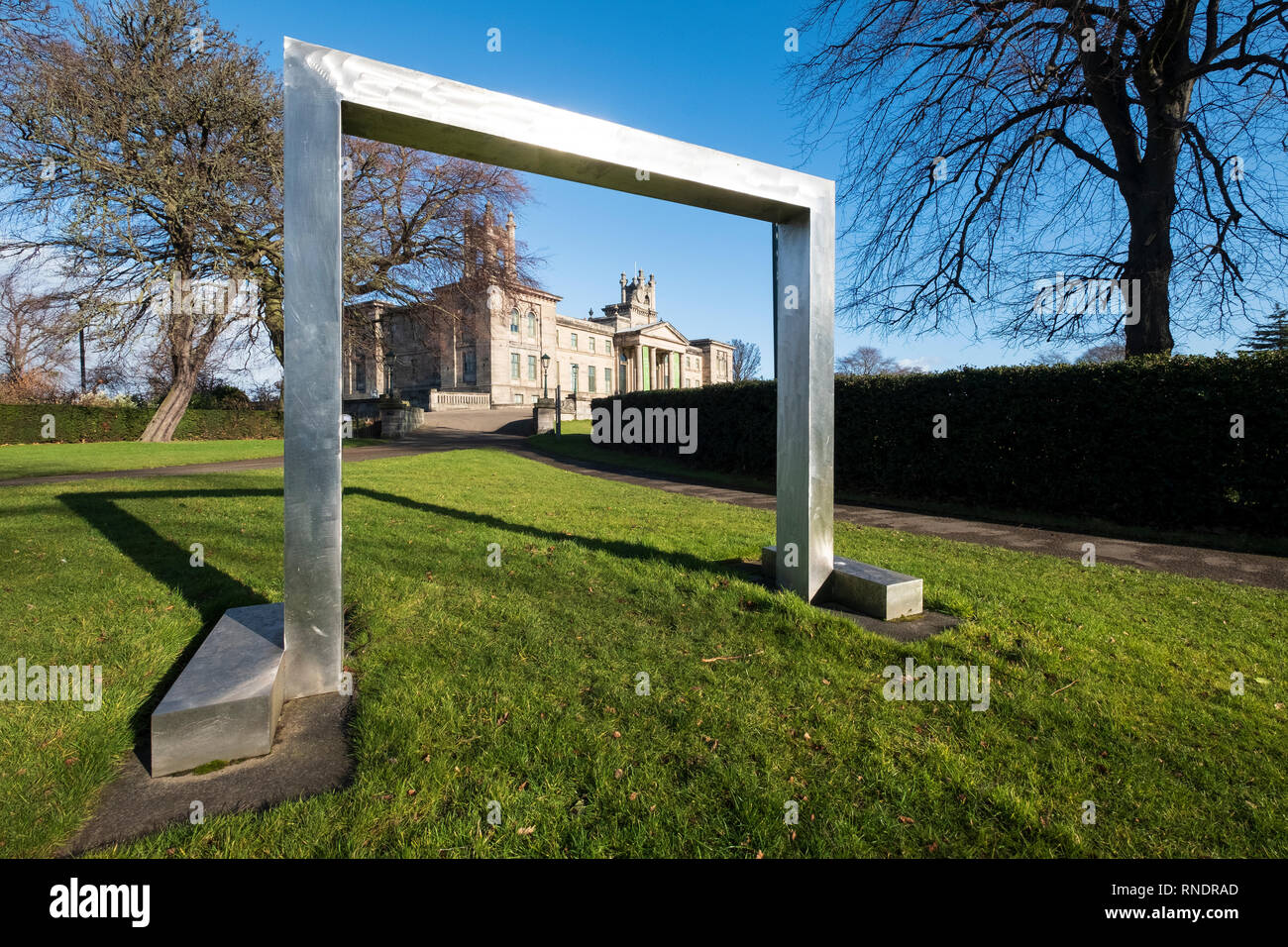 Scultura di gate da William Turnbull a Scottish Galleria Nazionale di Arte Moderna - due, a Edimburgo, Scozia, Regno Unito Foto Stock