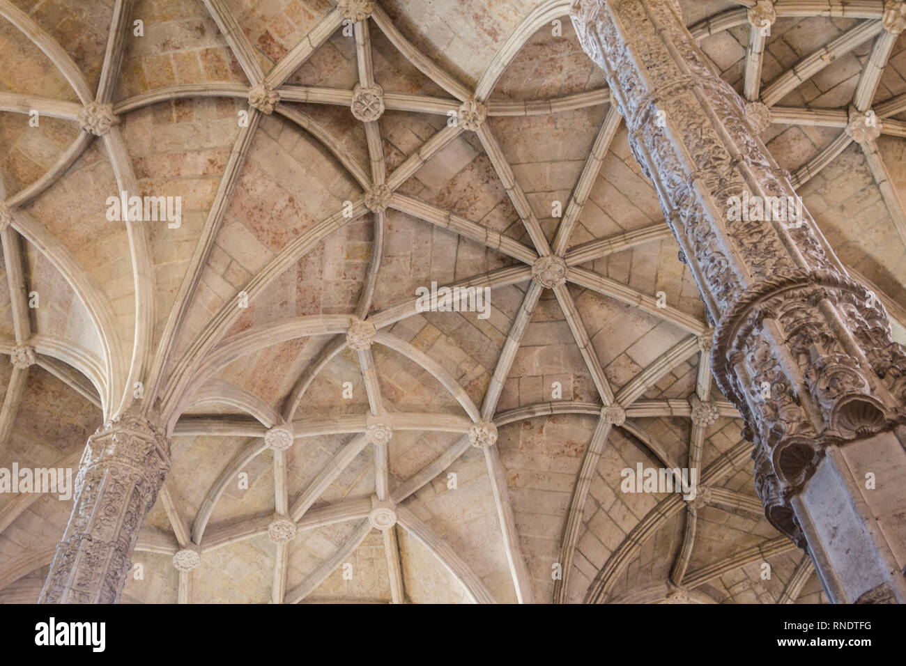 Il soffitto della Hieronymus monastero, un luogo popolare per escursionisti di Belem a Lisbona, Portogallo Foto Stock