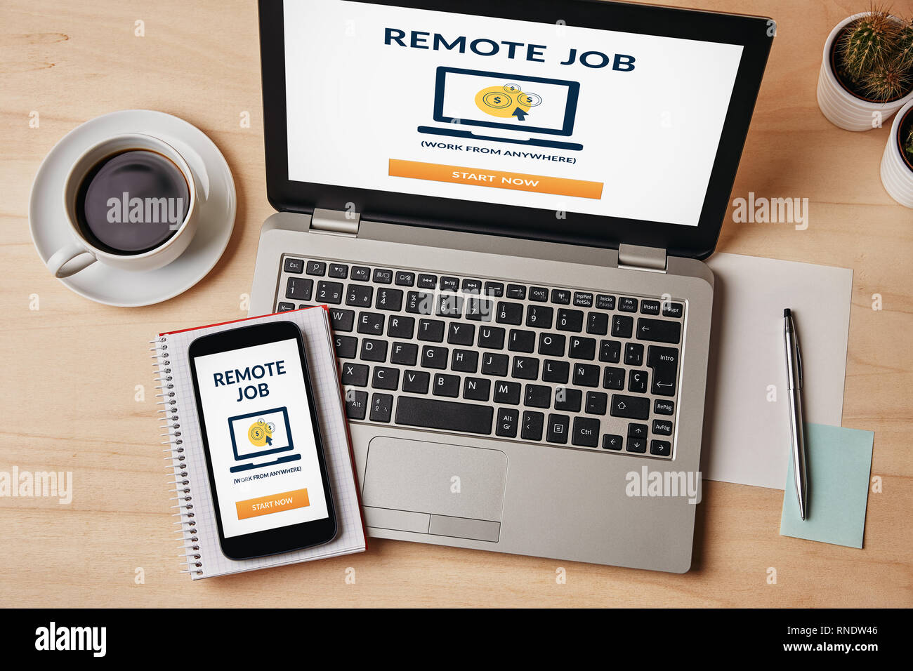 Remote Job concetto su laptop e lo schermo dello smartphone su un tavolo di legno. Tutti i contenuti della schermata è progettato da me. Lay piatto Foto Stock