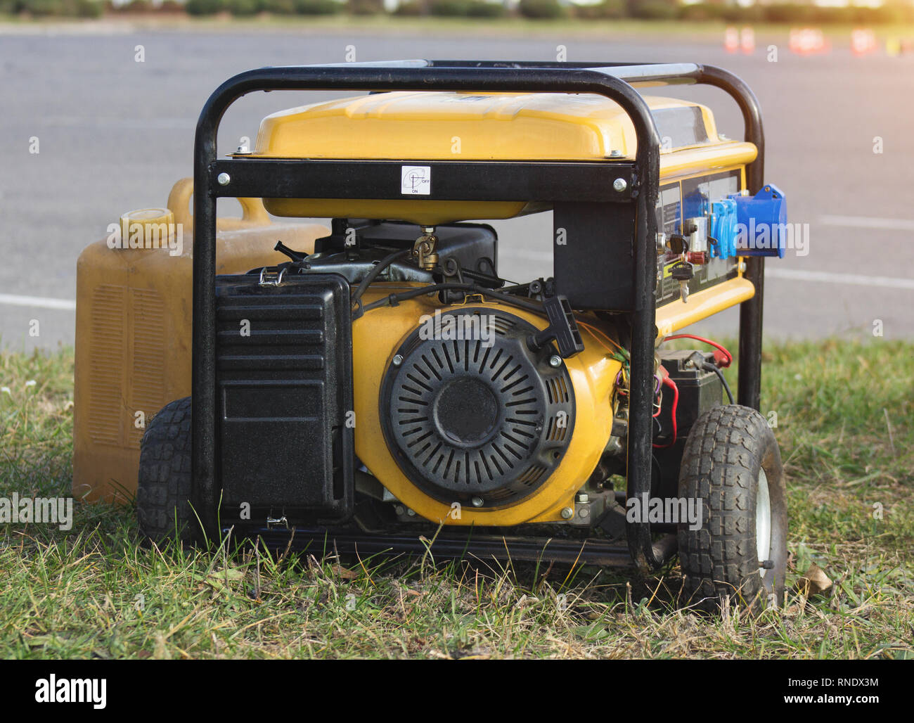 Giallo benzina generatore portatile su ruote, close-up, alternatore Foto Stock