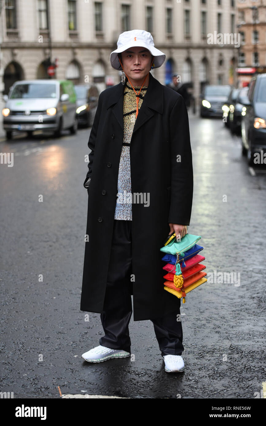 Londra, Regno Unito. 18 Febbraio, 2019. Street style visto a Londra la settimana della moda. Yu Masui lasciando la Rejina Pyo AW19 visualizza. Credito: Saira MacLeod/Alamy Live News Foto Stock