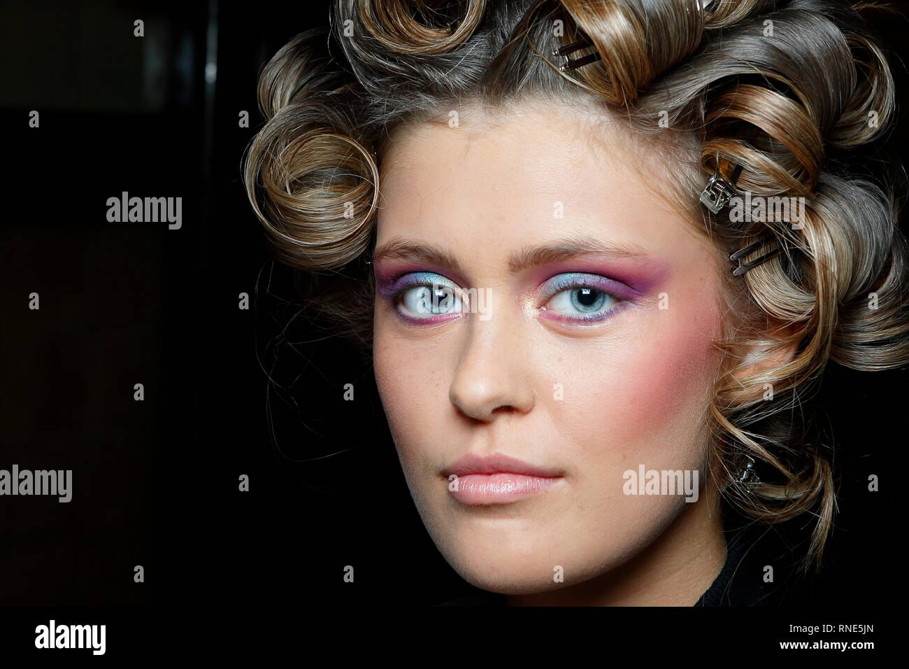Londra, Regno Unito. Xvii Feb, 2019. Un modello di capelli e make up backstage davanti alla Kristian Aadnevik visualizza durante la London Fashion Week Autunno/Inverno 2019 il 17 febbraio 2019 a Londra, Regno Unito. Foto di Paul Cunningham Credito: Paolo Cunningham/Alamy Live News Credito: Paolo Cunningham/Alamy Live News Foto Stock