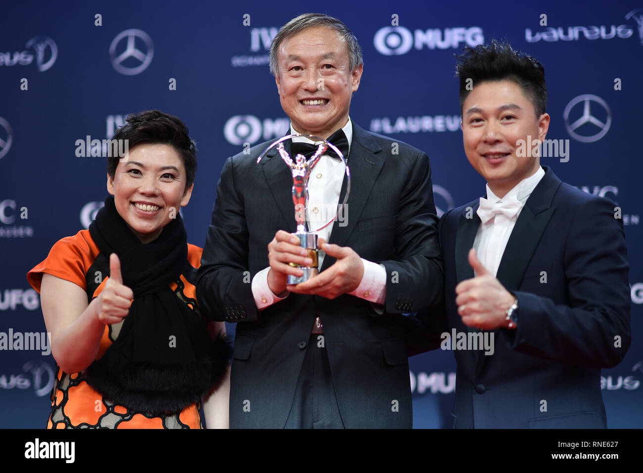 Monaco, Monaco. 18 Febbraio, 2019. Denja Peng, Xia Boyu (Laureus momento sportivo dell'anno) con l'Trophae, Li Xiaopeng (Laureus Academy, r.). GES/sport/Generale Laureus World Sports Awards 2019, 18.02.2019 Sport: Laureus World Sports Awards 2019, febbraio 18, 2019 | Utilizzo di credito in tutto il mondo: dpa picture alliance/Alamy Live News Foto Stock