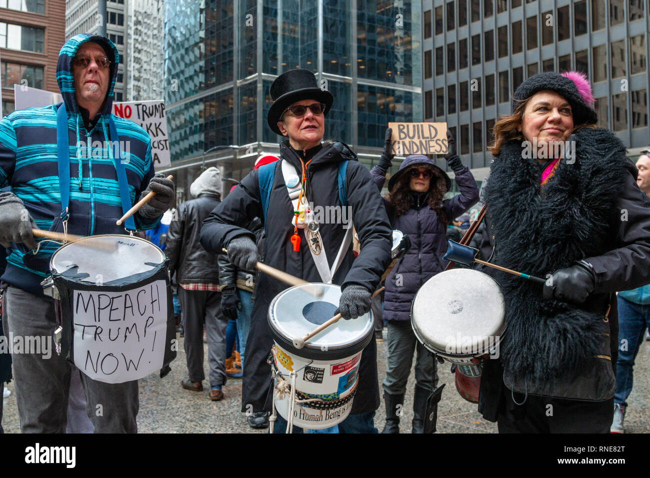 Chicago, Stati Uniti d'America. 18 feb 2019. Interessato Chicagoans riuniti a mezzogiorno del giorno del Presidente 2019 in Federal Plaza a Chicago per protestare contro il Presidente Trump la dichiarazione di un'emergenza nazionale alla frontiera al fine di finanziare la sua frontiera muro progetto. Dopo aver ascoltato i discorsi da Illinois Congressman Chuy Garcia e altri manifestanti hanno marciato in Adams Street e poi a nord sulla strada statale per prendere la loro protesta al Trump Tower. Credito: Matthew Kaplan/Alamy Live News Foto Stock