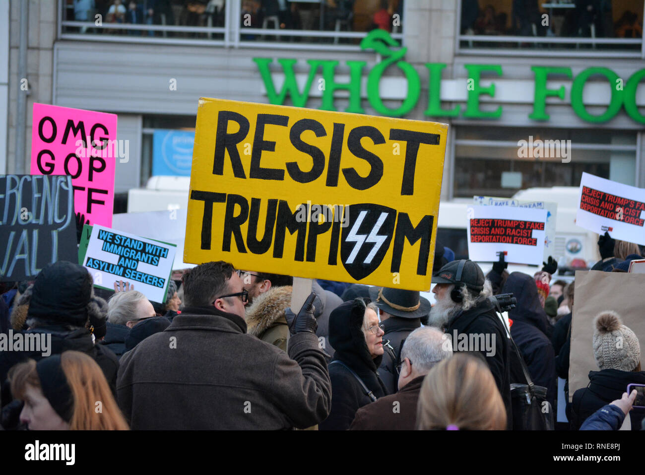 Manhattan, New York City, Stati Uniti d'America. 18 feb 2019. Per protestare contro il Presidente Trump's emergenza nazionale di Union Square Manhattan. Credito: Christopher Penler/Alamy Live News Foto Stock