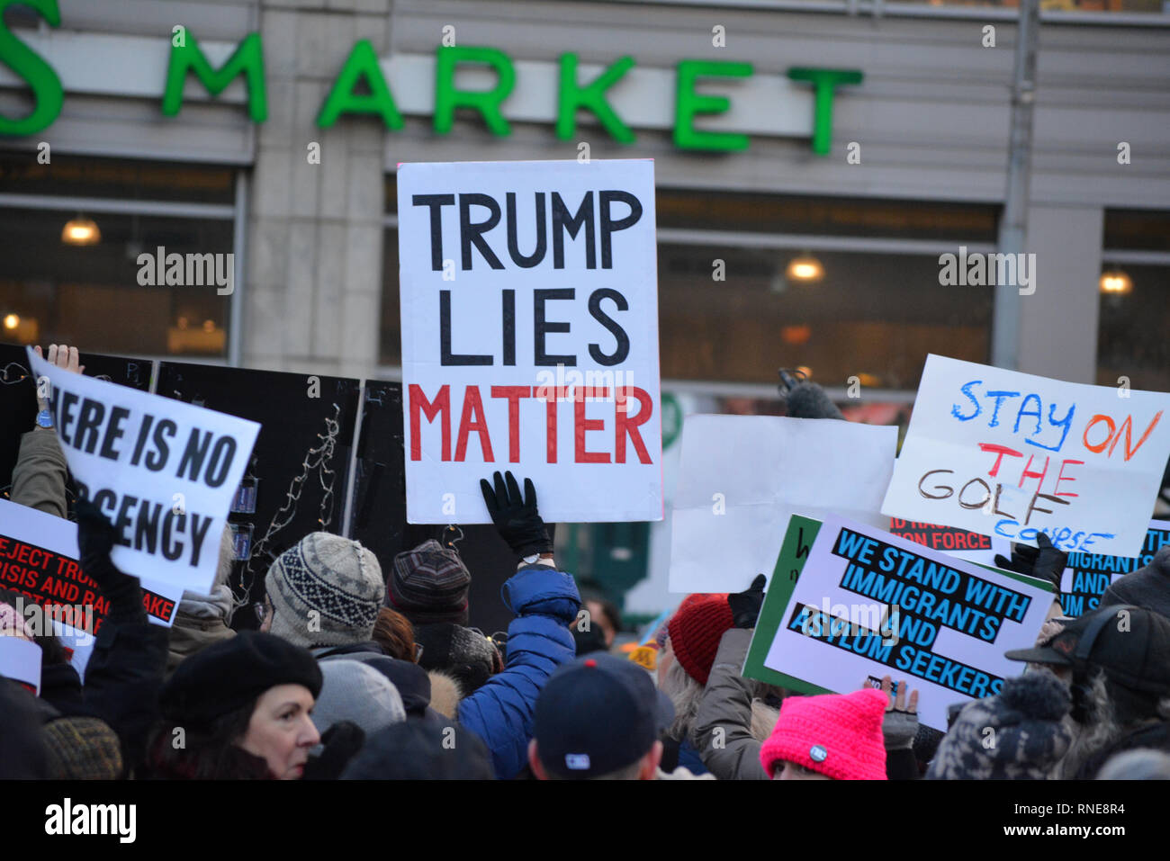 Manhattan, New York City, Stati Uniti d'America. 18 feb 2019. Per protestare contro il Presidente Trump's emergenza nazionale di Union Square Manhattan. Credito: Christopher Penler/Alamy Live News Foto Stock