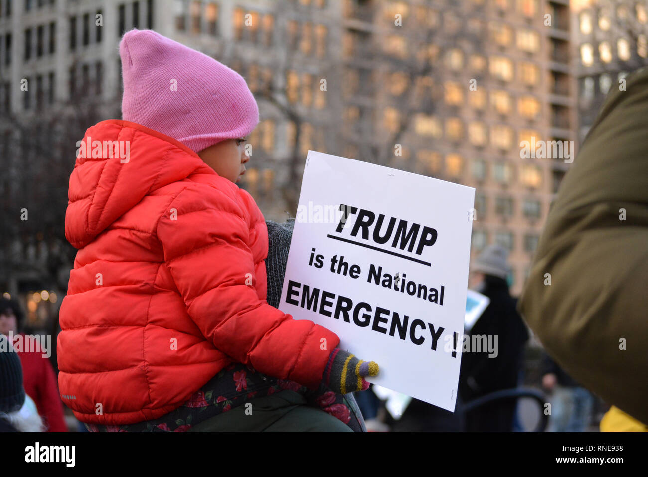 Manhattan, New York City, Stati Uniti d'America. 18 feb 2019. Persone che protestano Presidente Trump's emergenza nazionale di Union Square Manhattan. Credito: Christopher Penler/Alamy Live News Foto Stock