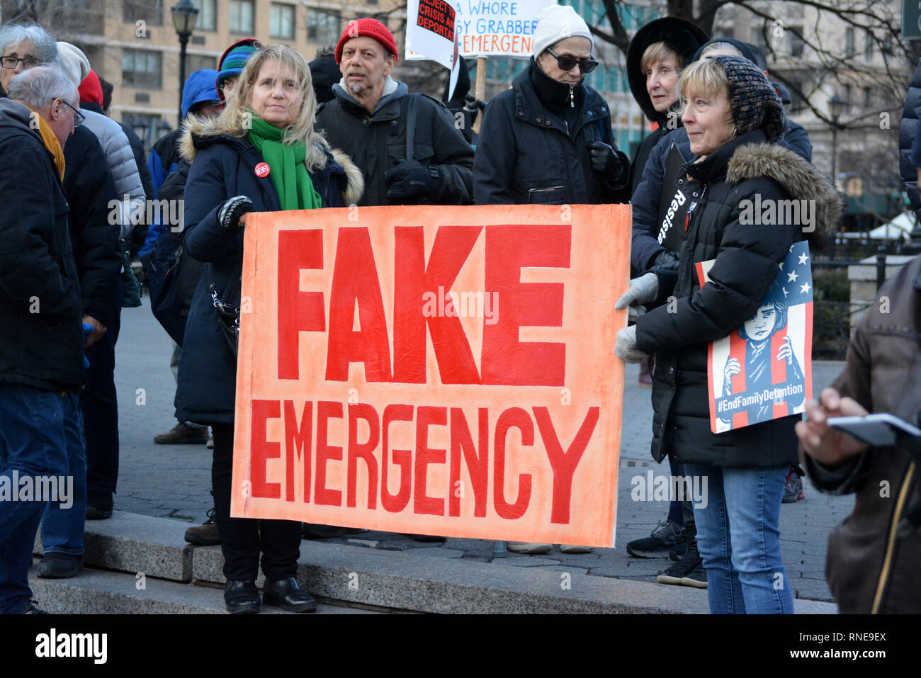 Manhattan, New York City, Stati Uniti d'America. 18 feb 2019. Persone che protestano Presidente Trump's emergenza nazionale di Union Square Manhattan. Credito: Christopher Penler/Alamy Live News Foto Stock