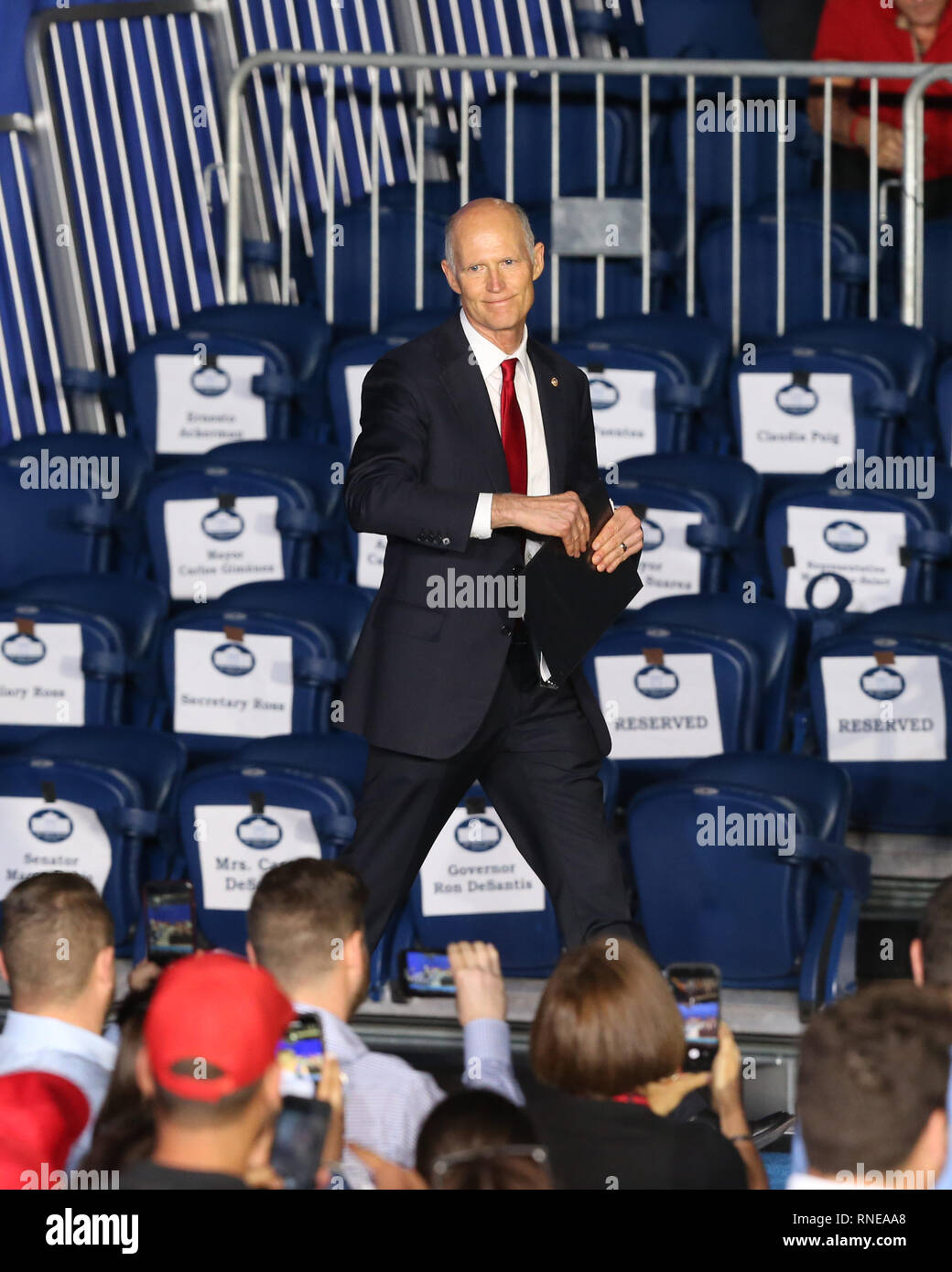 Miami, Stati Uniti d'America. 18 Febbraio, 2019. Miami, Stati Uniti d'America. 18 Febbraio, 2019. Presidente Donald Trump e la First Lady Melania Trump frequentare un rally a Florida International University il 18 febbraio 2019 a Miami in Florida. Presidente Trump ha parlato della crisi in corso in Venezuela. Persone: Il senatore Rick Scott Credit: tempeste Media Group/Alamy Live News Foto Stock