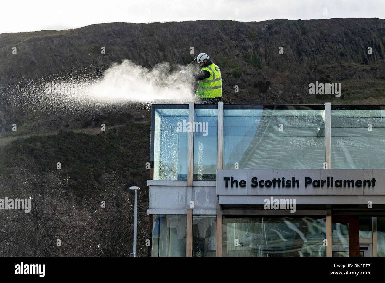 Edinburgh, Regno Unito. 19 Feb, 2019. Operai per la pulizia del tetto della parte dell'edificio del Parlamento scozzese a Holyrood in Edinburgh Credito: ricca di Dyson/Alamy Live News Foto Stock