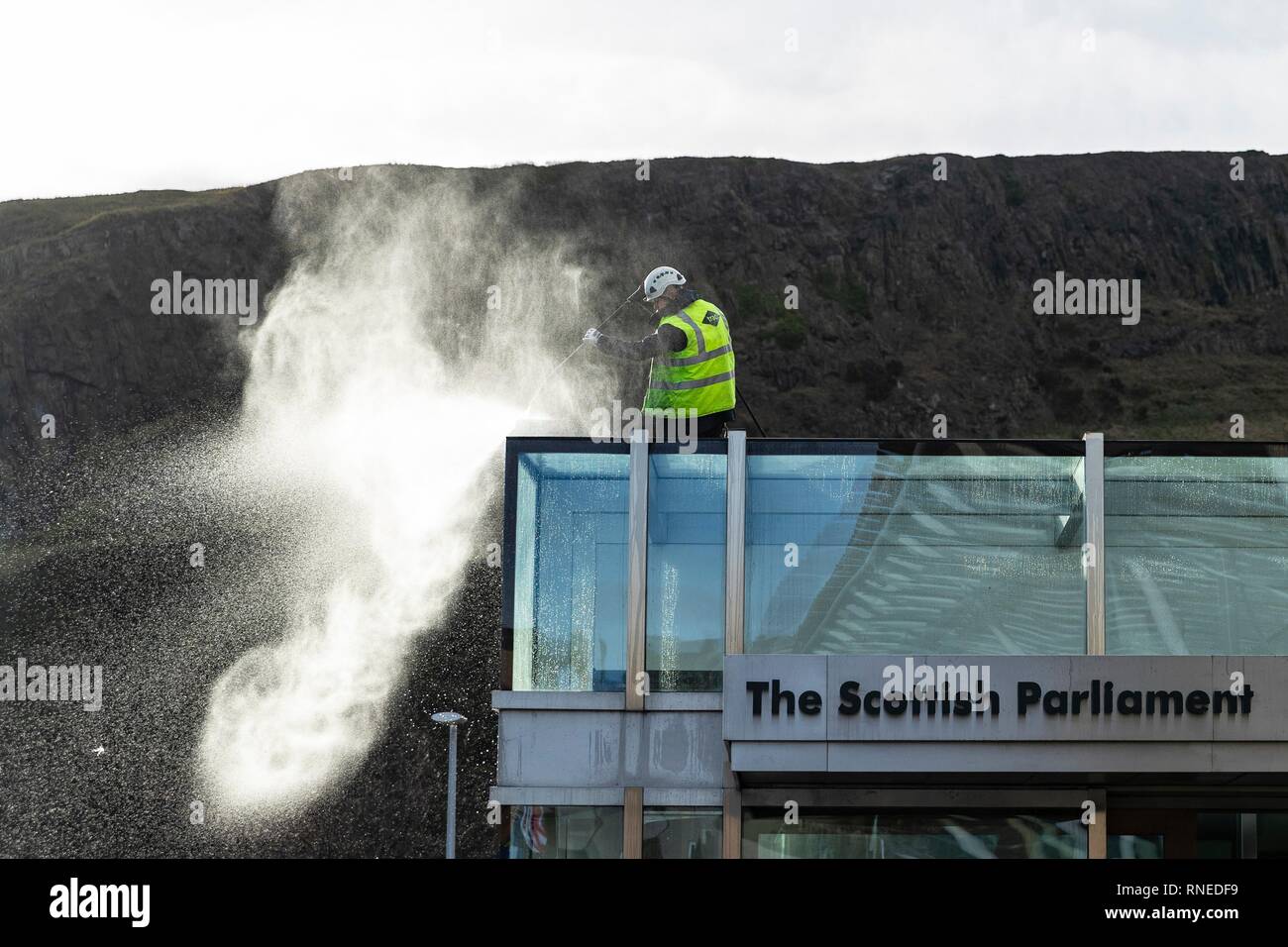 Edinburgh, Regno Unito. 19 Feb, 2019. Operai per la pulizia del tetto della parte dell'edificio del Parlamento scozzese a Holyrood in Edinburgh Credito: ricca di Dyson/Alamy Live News Foto Stock