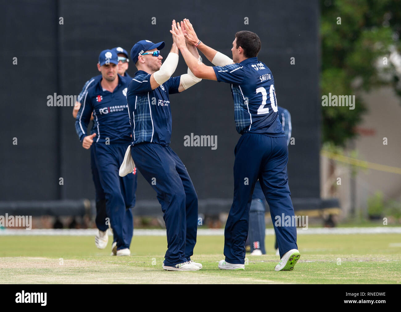 Muscat Oman. 19 Feb, 2019. Pic mostra: Scozia Ruaidhri Smith, viene assaliti da compagni di squadra come la Scozia thrash Oman da 10 wickets con 280 sfere rimanenti nel primo gioco della loro 3 corrispondono alle odi di credito serie: Ian Jacobs/Alamy Live News Foto Stock