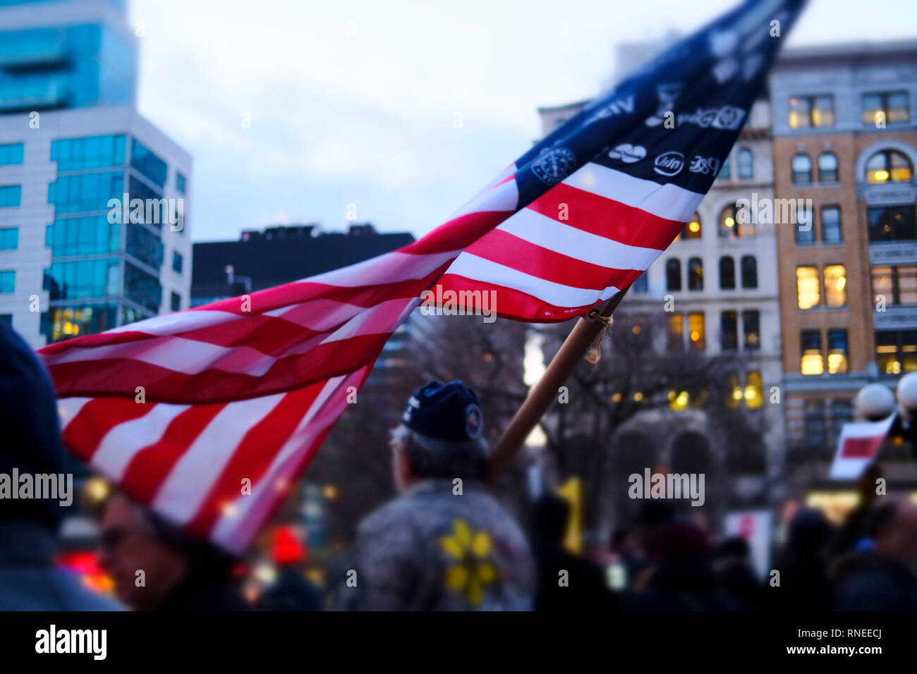 New York, NY, STATI UNITI D'AMERICA. 18 Febbraio, 2019. I Newyorkesi e altri simili protesta contro le azioni del 45th presidente che ha chiamato un emergenza nazionale per costruire il muro di frontiera sul confine meridionale degli Stati Uniti effettivamente usurpato i poteri del Congresso sulla homeland security. Le proteste si sono tenute presso la Union Square il 18 febbraio 2019 nella città di New York. Credito: Mpi43/media/punzone Alamy Live News Foto Stock