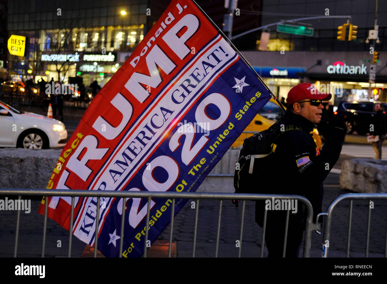 New York, NY, STATI UNITI D'AMERICA. 18 Febbraio, 2019. Trump sostenitore sulla mano come i newyorkesi e altri simili protesta contro le azioni del 45th presidente che ha chiamato un emergenza nazionale per costruire il muro di frontiera sul confine meridionale degli Stati Uniti effettivamente usurpato i poteri del Congresso sulla homeland security. Le proteste si sono tenute presso la Union Square il 18 febbraio 2019 nella città di New York. Credito: Mpi43/media/punzone Alamy Live News Foto Stock
