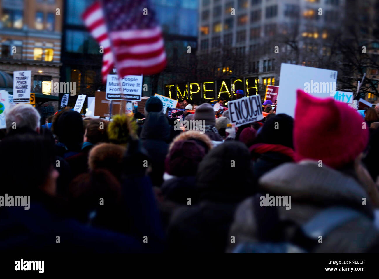 New York, NY, STATI UNITI D'AMERICA. 18 Febbraio, 2019. I Newyorkesi e altri simili protesta contro le azioni del 45th presidente che ha chiamato un emergenza nazionale per costruire il muro di frontiera sul confine meridionale degli Stati Uniti effettivamente usurpato i poteri del Congresso sulla homeland security. Le proteste si sono tenute presso la Union Square il 18 febbraio 2019 nella città di New York. Credito: Mpi43/media/punzone Alamy Live News Foto Stock