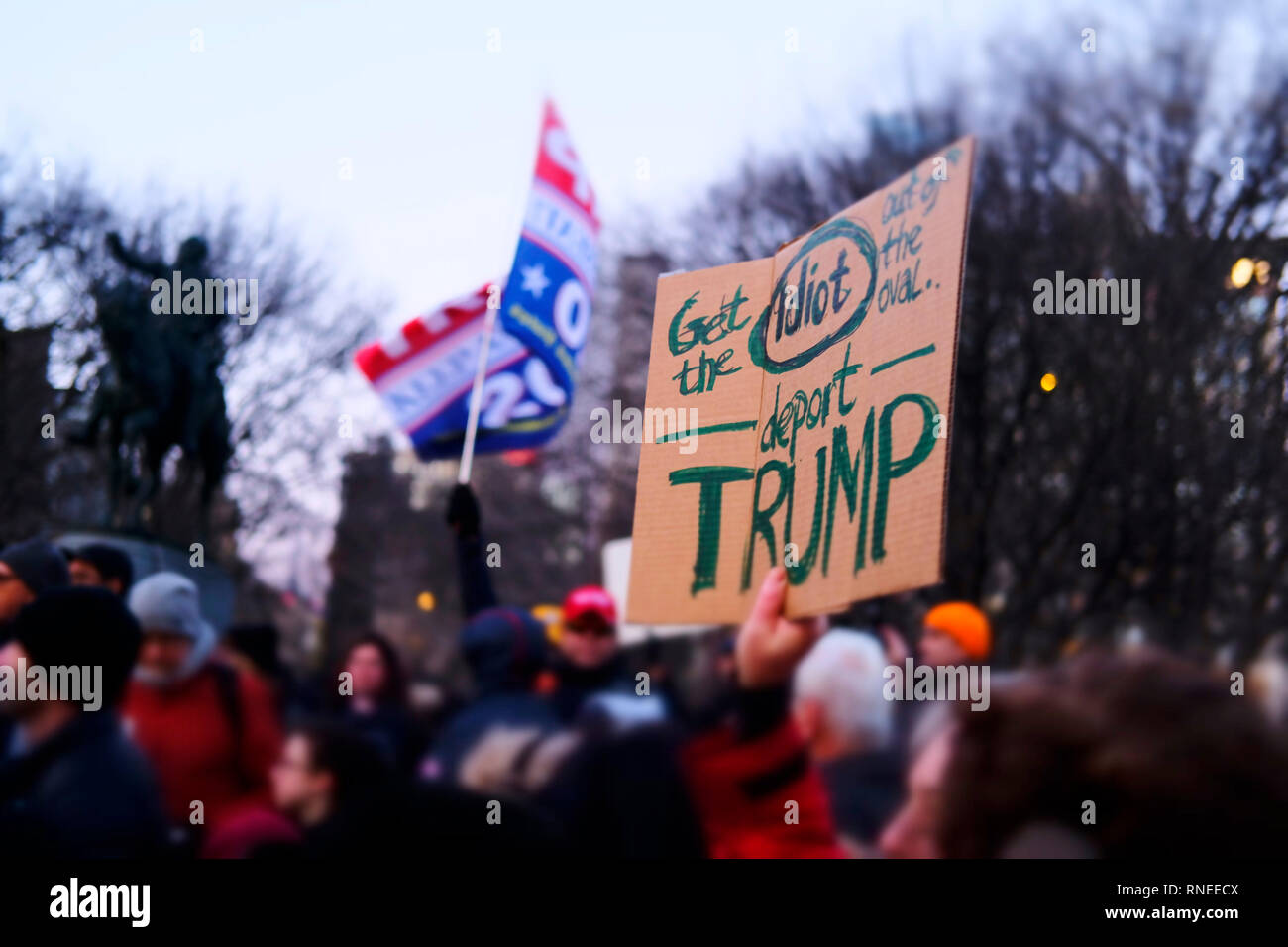 New York, NY, STATI UNITI D'AMERICA. 18 Febbraio, 2019. I Newyorkesi e altri simili protesta contro le azioni del 45th presidente che ha chiamato un emergenza nazionale per costruire il muro di frontiera sul confine meridionale degli Stati Uniti effettivamente usurpato i poteri del Congresso sulla homeland security. Le proteste si sono tenute presso la Union Square il 18 febbraio 2019 nella città di New York. Credito: Mpi43/media/punzone Alamy Live News Foto Stock