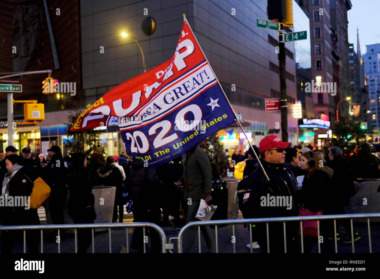 New York, NY, STATI UNITI D'AMERICA. 18 Febbraio, 2019. Trump sostenitore sulla mano come i newyorkesi e altri simili protesta contro le azioni del 45th presidente che ha chiamato un emergenza nazionale per costruire il muro di frontiera sul confine meridionale degli Stati Uniti effettivamente usurpato i poteri del Congresso sulla homeland security. Le proteste si sono tenute presso la Union Square il 18 febbraio 2019 nella città di New York. Credito: Mpi43/media/punzone Alamy Live News Foto Stock