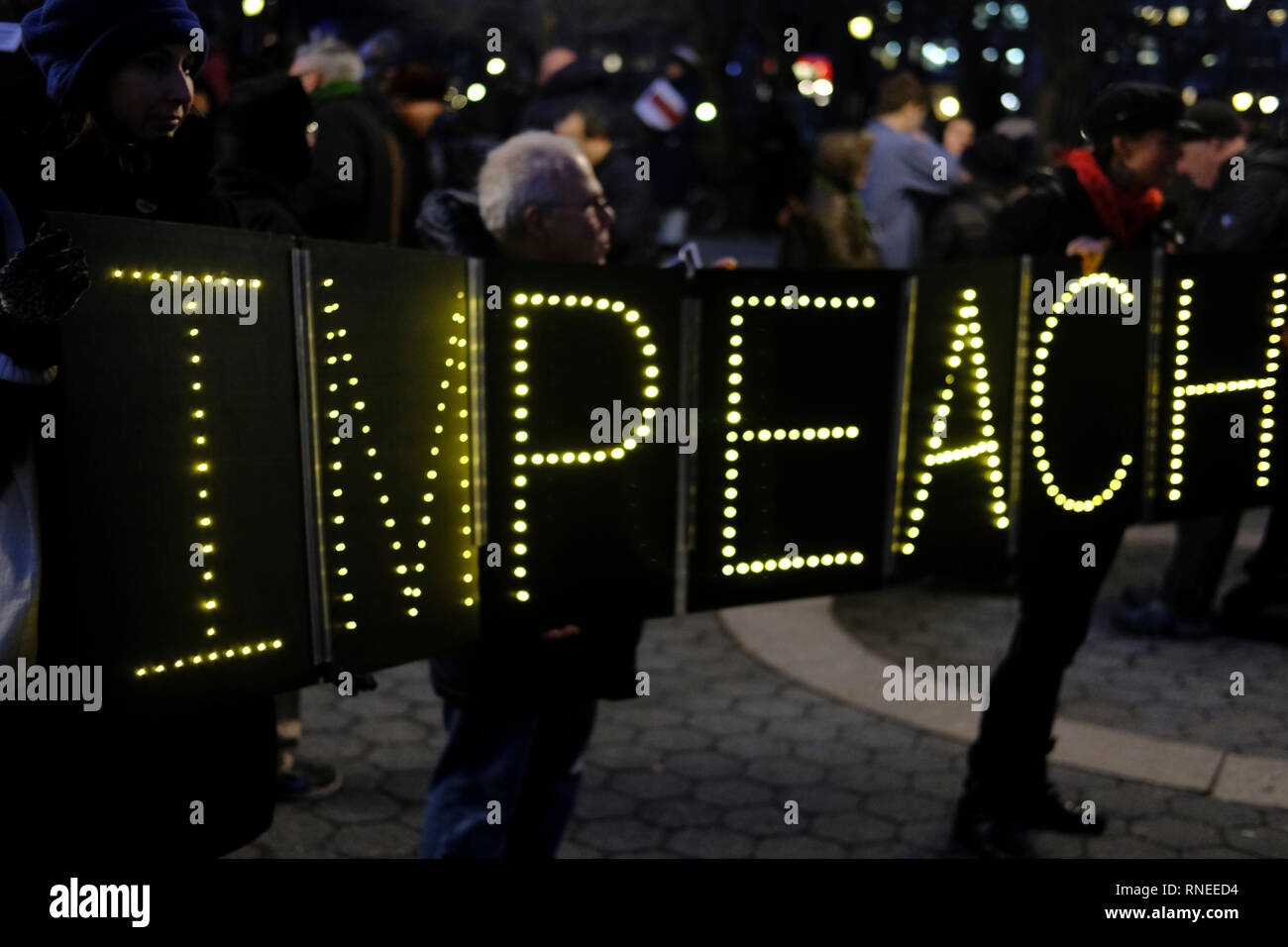 New York, NY, STATI UNITI D'AMERICA. 18 Febbraio, 2019. I Newyorkesi e altri simili protesta contro le azioni del 45th presidente che ha chiamato un emergenza nazionale per costruire il muro di frontiera sul confine meridionale degli Stati Uniti effettivamente usurpato i poteri del Congresso sulla homeland security. Le proteste si sono tenute presso la Union Square il 18 febbraio 2019 nella città di New York. Credito: Mpi43/media/punzone Alamy Live News Foto Stock
