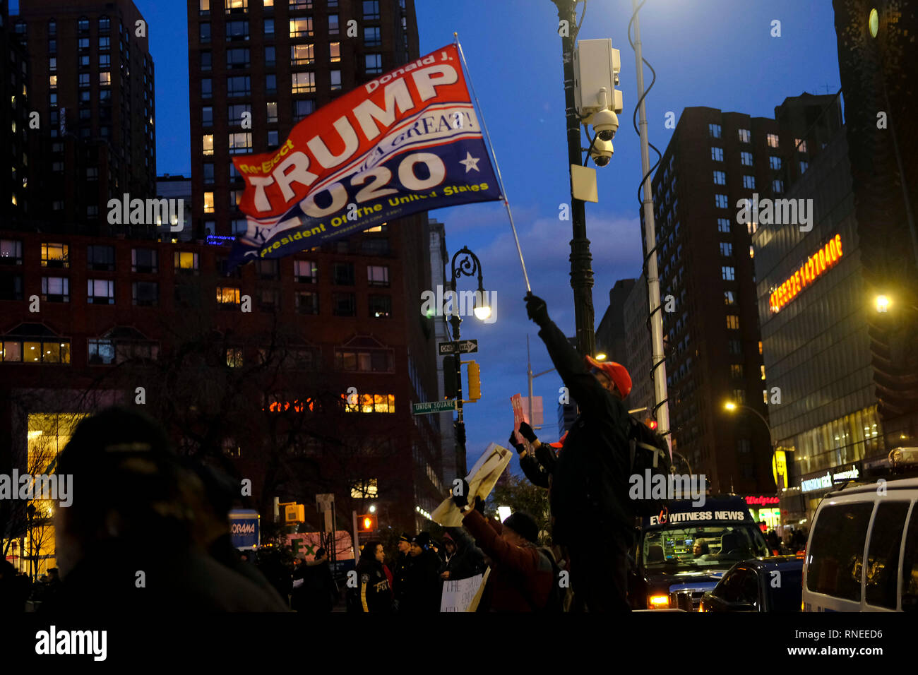 New York, NY, STATI UNITI D'AMERICA. 18 Febbraio, 2019. I Newyorkesi e altri simili protesta contro le azioni del 45th presidente che ha chiamato un emergenza nazionale per costruire il muro di frontiera sul confine meridionale degli Stati Uniti effettivamente usurpato i poteri del Congresso sulla homeland security. Le proteste si sono tenute presso la Union Square il 18 febbraio 2019 nella città di New York. Credito: Mpi43/media/punzone Alamy Live News Foto Stock