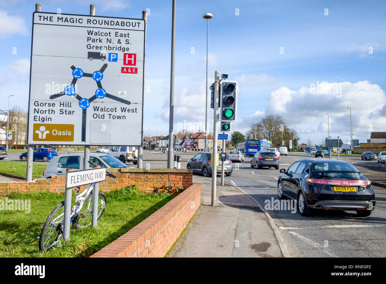 Swindon, Wiltshire, Regno Unito. Il 19 febbraio, 2019. Il giorno che la Honda ha confermato che essi saranno chiudendo la loro fabbrica di automobili in città un auto Honda è raffigurato come si avvicina Swindon il famoso punto di riferimento "magic rotonda". Credito: Lynchpics/Alamy Live News Foto Stock