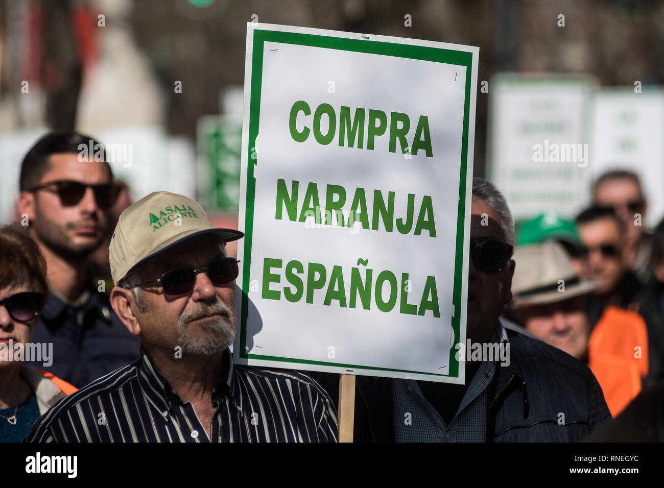 Madrid, Spagna. Il 19 febbraio 2019. Un agricoltore che protestavano con un cartello che recita "buy spagnolo arancione". Gli agricoltori provenienti da tutta la Spagna protesta presso la sede della Commissione europea edificio per la crisi degli agrumi impegnativi cambiamenti nella politica agraria. Credito: Marcos del Mazo/Alamy Live News Foto Stock