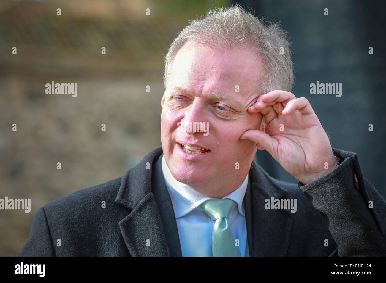 Westminster, Londra, Regno Unito, 19 feb 2019. Dr Phillip Lee MP, conservatore, Sottosegretario di Stato parlamentare per la gioventù della giustizia, vittime, Femmina trasgressori & reo Salute, su College Green di Westminster. Credito: Imageplotter/Alamy Live News Foto Stock