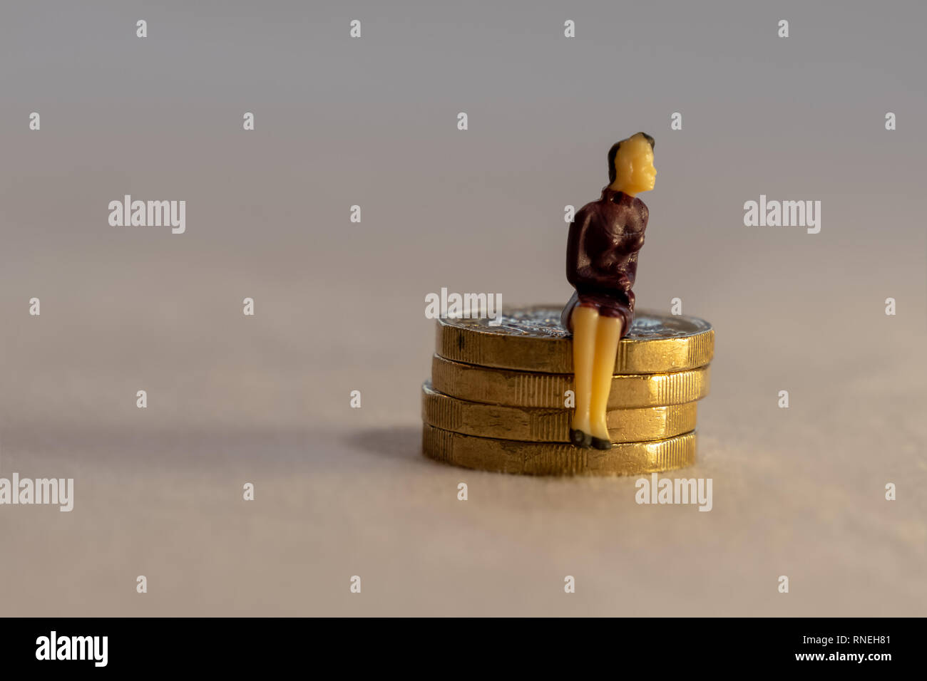 Business donna e la pila di monete. Risparmio di denaro il pensionamento o il concetto di investimento. Foto Stock