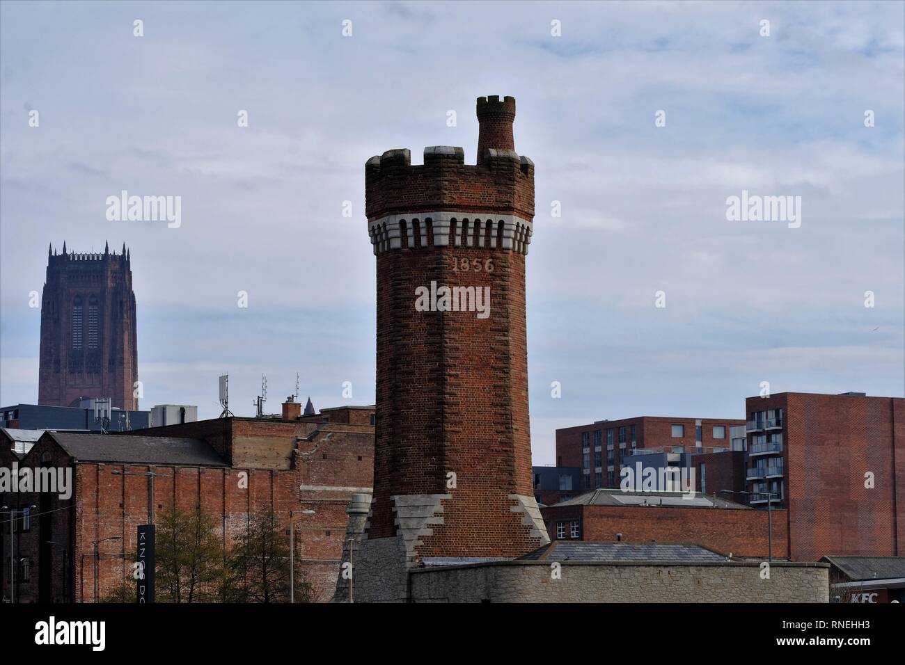 Torre idraulica, Gateepers Lodge, Wapping Dock, Liverpool Waterfront, Regno Unito, archi Windows, Waterfront, River Mersey, Ottagonal, Stone. Foto Stock