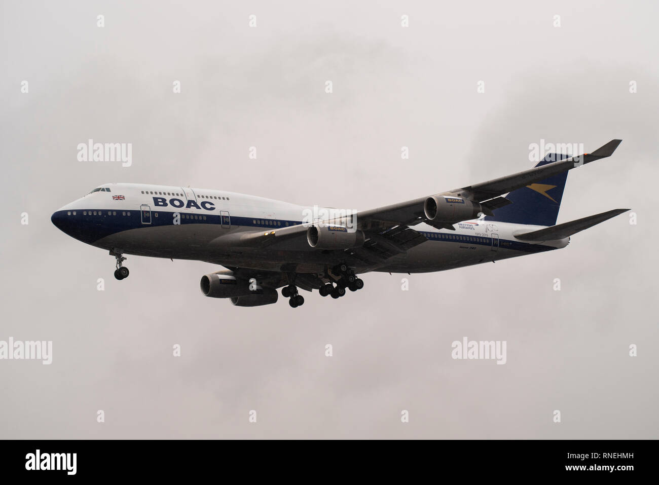 British Airways Boeing 747 jumbo getto G-BYGC in atterraggio a Heathrow in heavy rain aver volato da Dublino dove era stata dipinta in retrò colori BOAC Foto Stock
