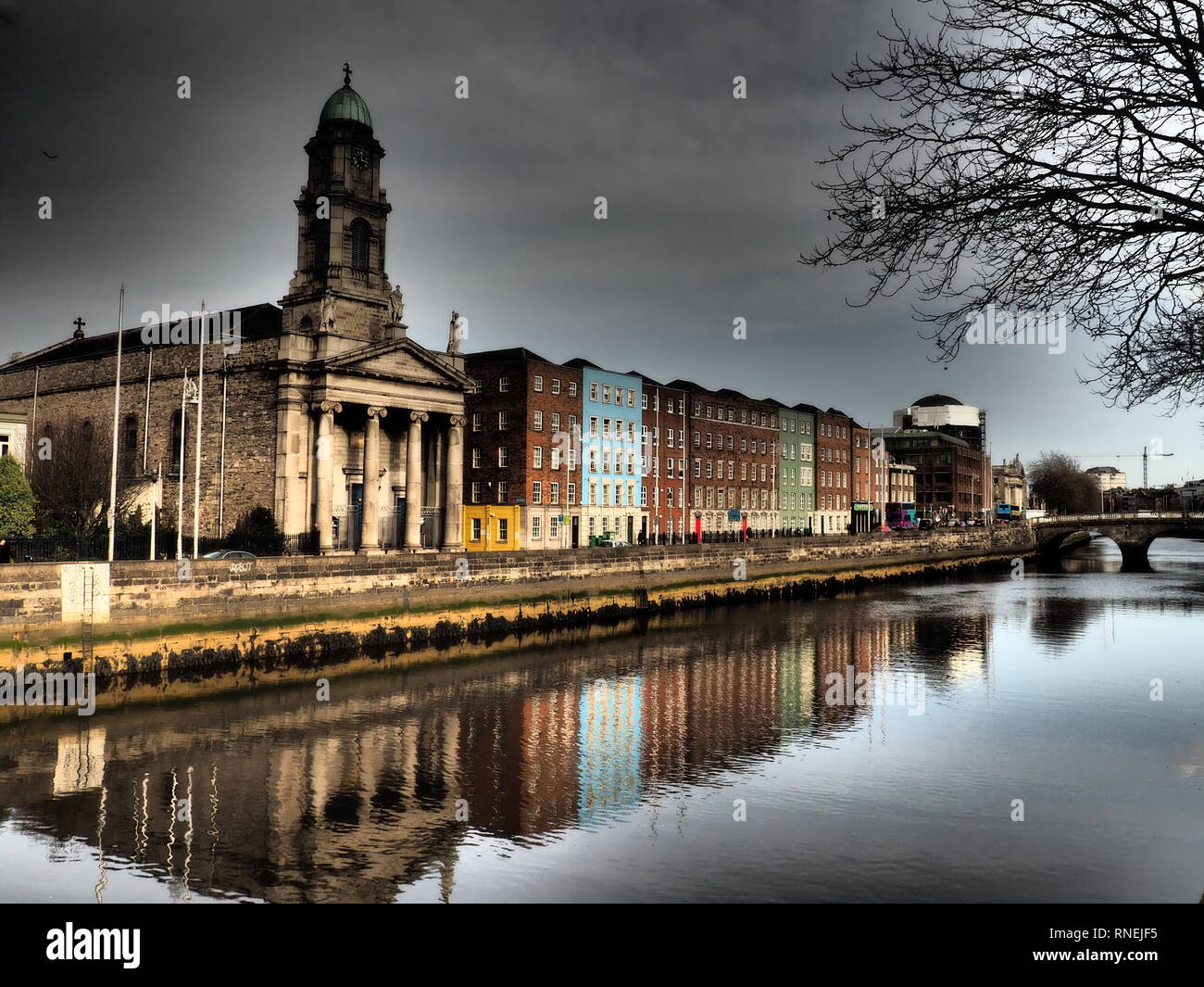 Gli edifici che riflette nell'acqua del fiume Liffley, Dublin - Irlanda Foto Stock