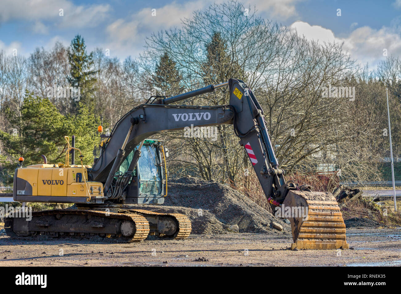 Veduta laterale del fermo e parcheggiata Volvo EC210C Escavatore cingolato all'aperto Foto Stock
