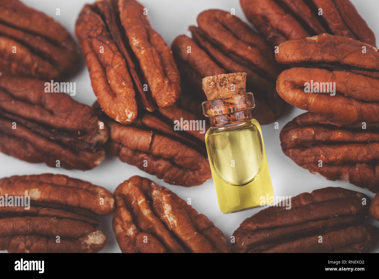 Olio di noce bottiglia e dadi. vista superiore Foto Stock