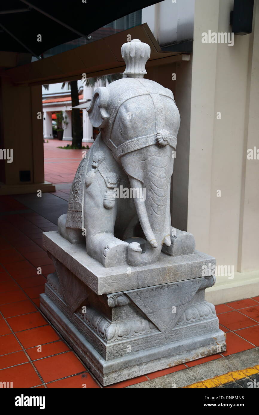 Elefante in pietra che fiancheggiano l ingresso del Albert Court shopping in Singapore Foto Stock