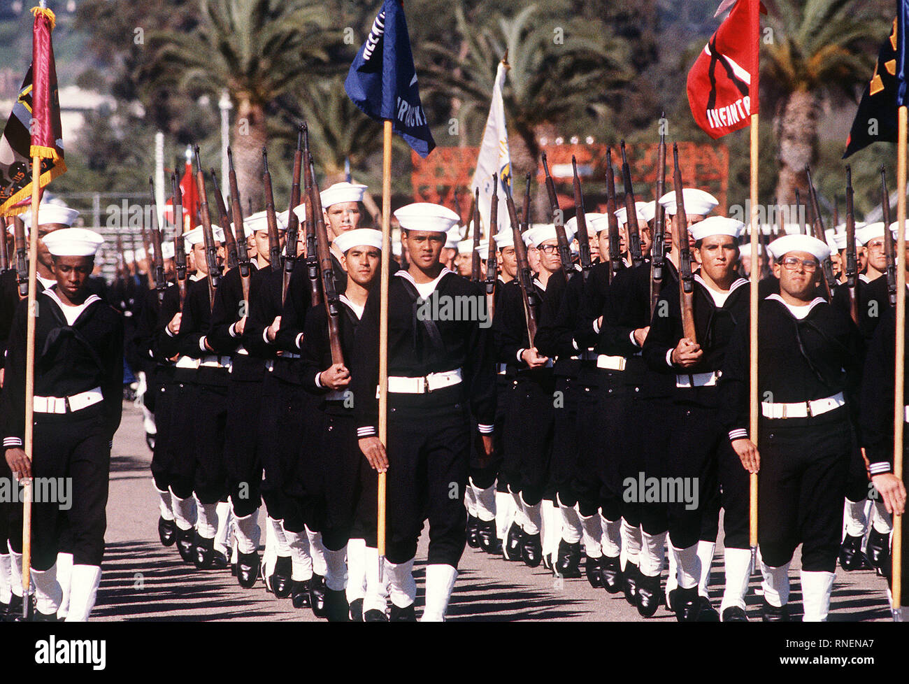 1982 - Navy reclute che trasportano M-1 fucili a passare in rassegna al reclutamento di formazione comando. I fucili sono stati reintrodotti in Navy boot camp dopo cinque anni di pausa per sviluppare il lavoro di squadra e di aiuti nel corpo condizionata. Foto Stock